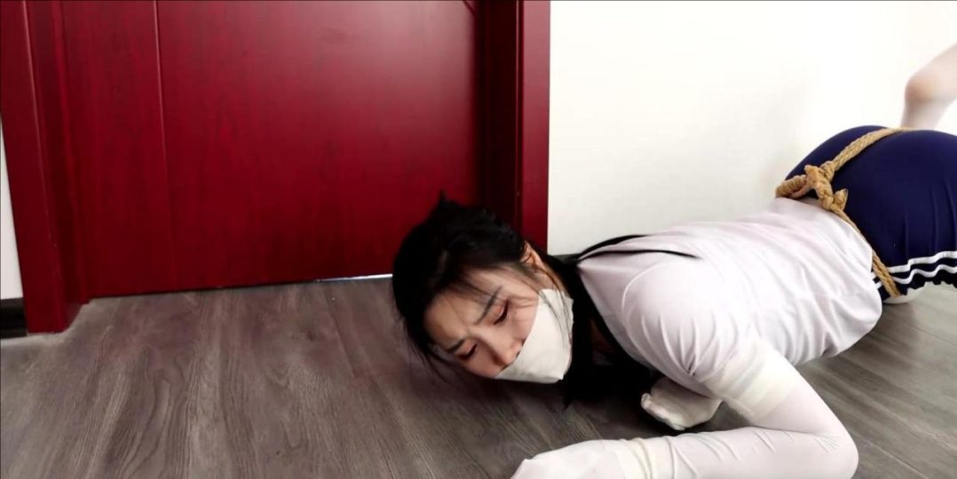 king剧情定拍！《日式白丝体操服美女的囚禁游戏01》白丝丽人被奇怪方式囚禁变成爬地小狗-11