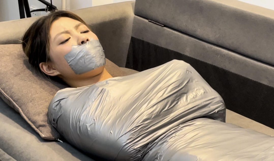 【小晗】银色的胶带木乃伊，小唅的挣扎声，还是比较酥麻的-9