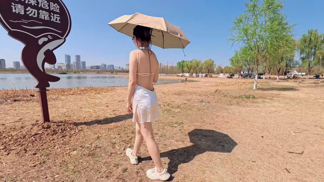 【Raymond】逛公园的小美女身上只有短小的露背睡裙和一些铁疙瘩-5