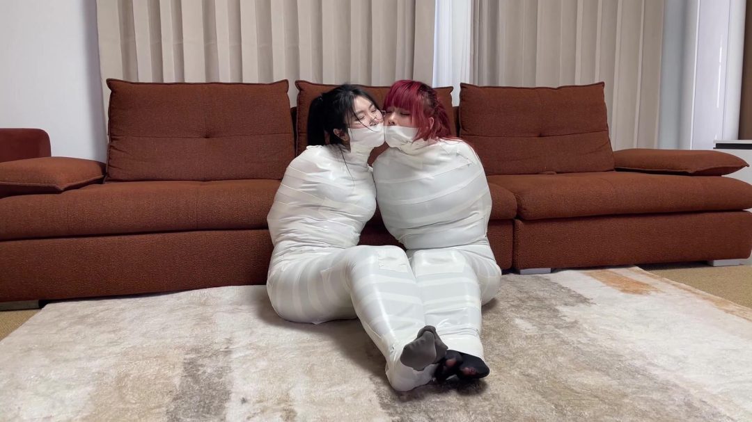 云雀定拍《被入室抢劫的美丽母女 下》 超人气漫画完美复刻 双人木乃伊捆绑蠕动 求救只有一墙之隔~-6