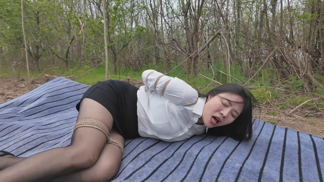 【初心+李然+户外】野外逃亡 制服OL李然野外遭劫（逃亡失败+沦为展品+多人戏弄）-3