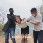【初心+李然+户外】野外逃亡 制服OL李然野外遭劫（逃亡失败+沦为展品+多人戏弄）