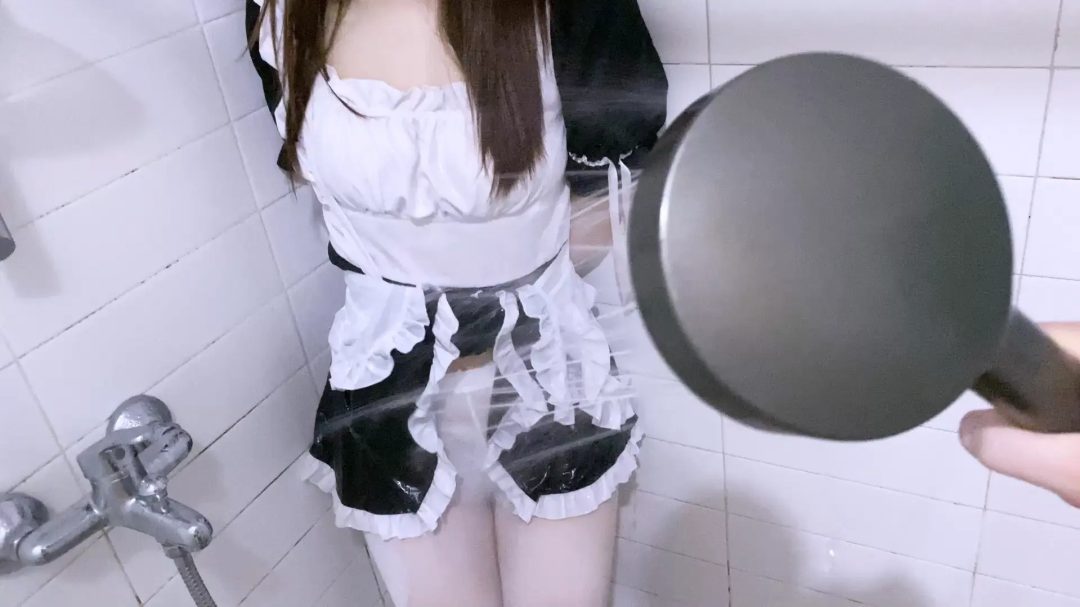 【嗷大喵】-客户定拍-jk被进门后捂晕+发现里面穿着体操服+脱掉jk穿体操服胶带绑架要求收拾屋子+懒散效果不好换成女仆装继续收拾+还是不满意拉到浴室湿身淋水惩罚-9