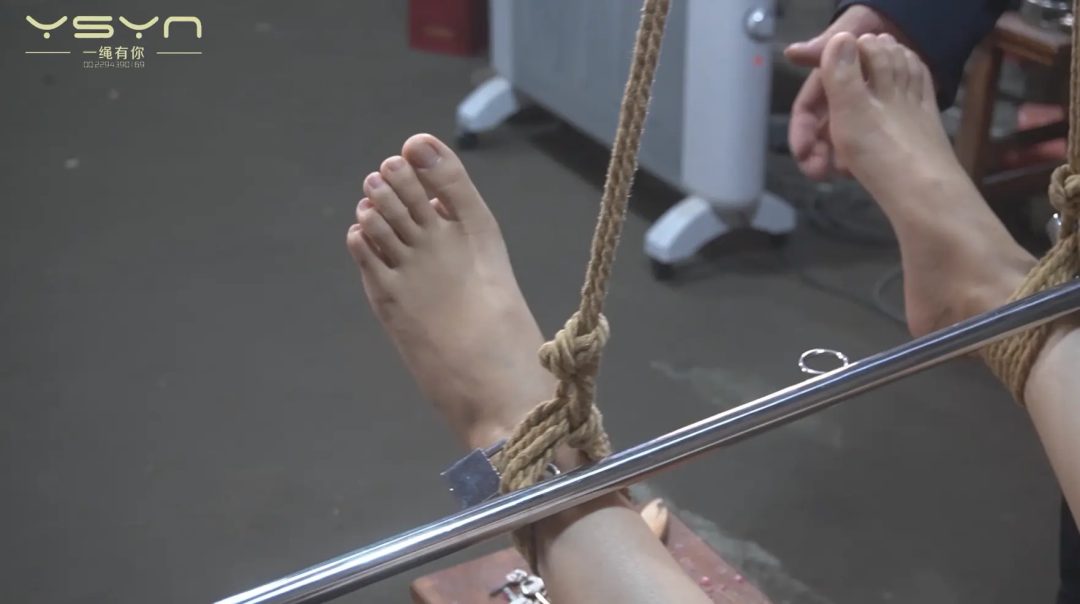 【罪罚终章】漂亮的柳依小姐重镣重枷老虎凳上金属拘束架吊起双脚各种打挠脚心疼痛强忍五花大绑押出-5