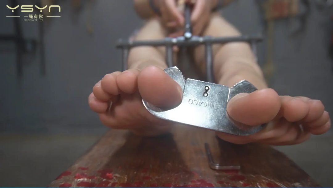 【罪罚终章】漂亮的柳依小姐重镣重枷老虎凳上金属拘束架吊起双脚各种打挠脚心疼痛强忍五花大绑押出-4