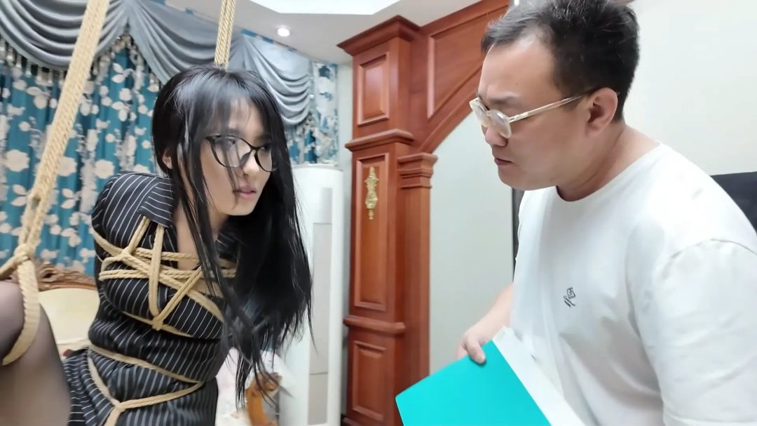 枫叶工作室原创定制剧情片—《菜鸟特工》第一集 特工柠琪任务失败被单腿吊缚拷问 驷马捆绑惨遭凌辱后脱缚逃生 上门报仇反被擒拿 被五花大绑接受狗奴训练-4