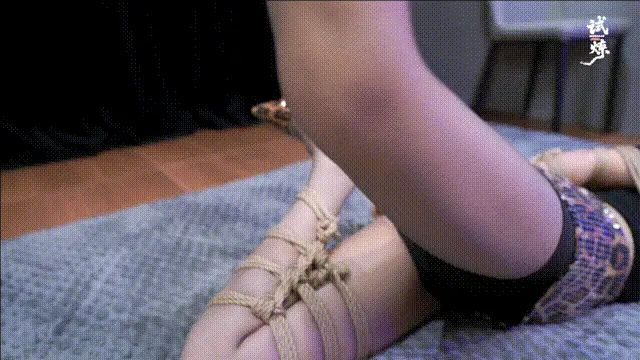【试炼工作室】- 性感少妇（诺米）直臂折腿躺吊+TK+封嘴蒙眼+郊狼（她也太怕痒了）-3