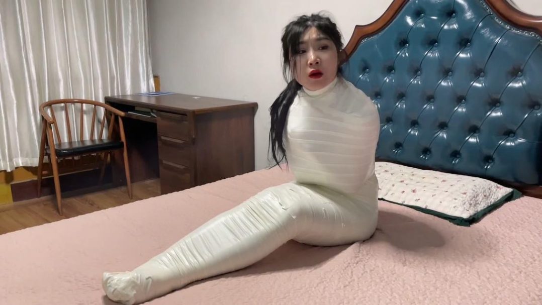 king定拍《过于谨慎的小偷 上》入室小偷将熟睡的美女严密包裹 变成了木乃伊 可怜美女户主奋力挣扎 踢踹小偷却被轻易制服玩弄-3