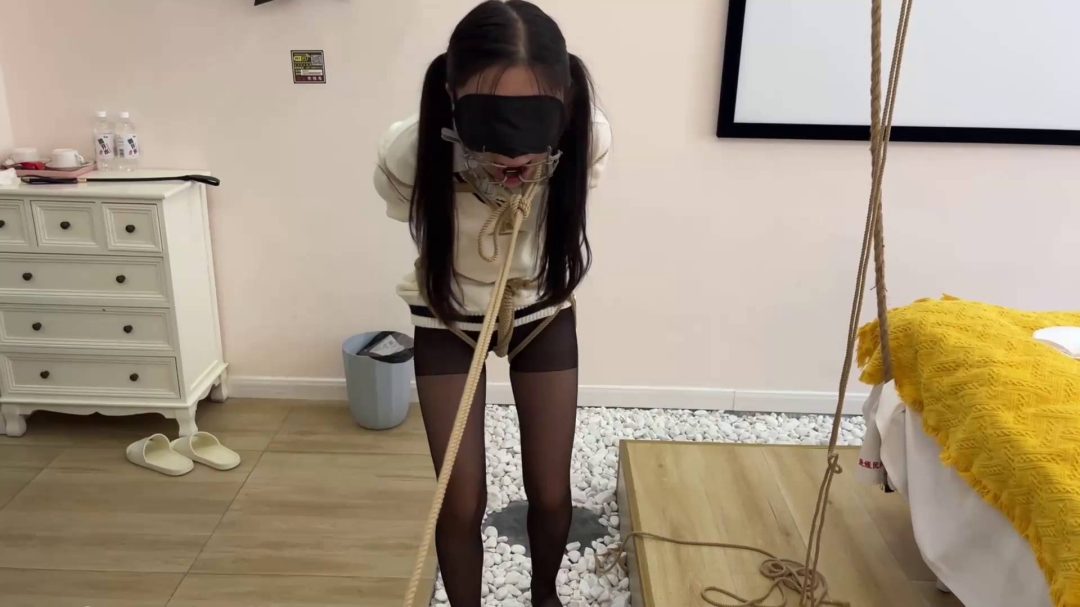 少女无内黑丝悬吊股绳 释放口水 SP-5