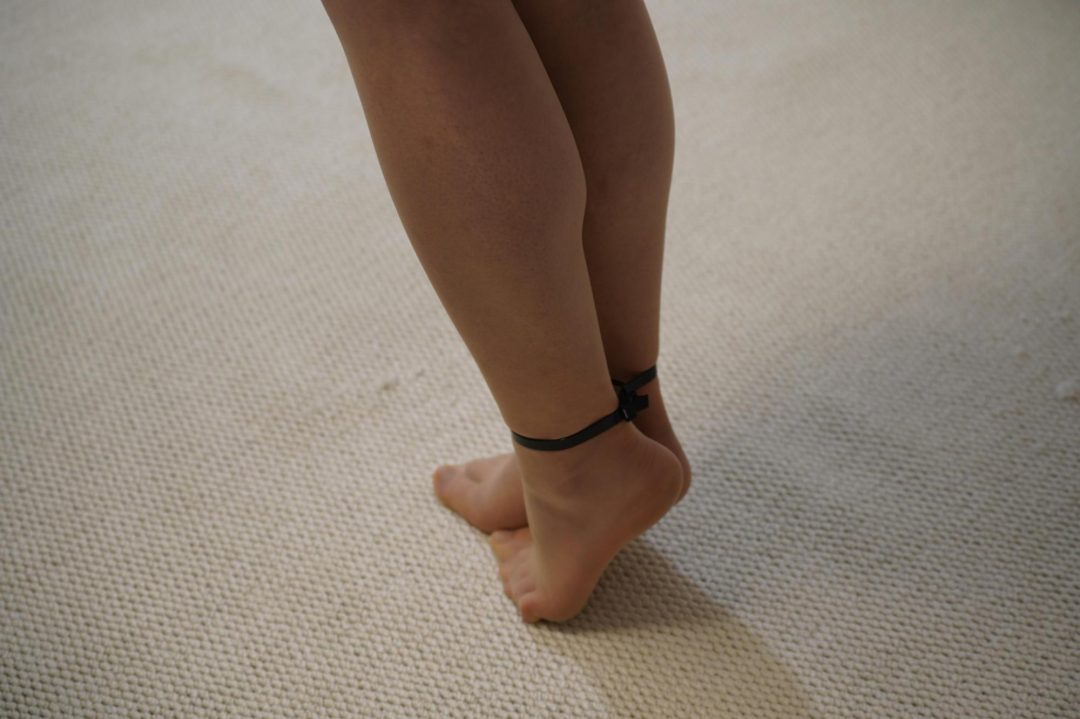 【灰太狼的羊】倩倩戴镣铐解密各种高难度锁，解锁失败被吊脖踮脚尖惩罚【镣铐＋颈圈＋解锁＋扎带＋踮脚尖】-5