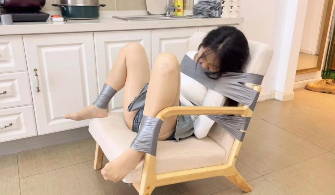 【小R】小R的胶带椅子缚，2种姿势，2种挣扎的-9