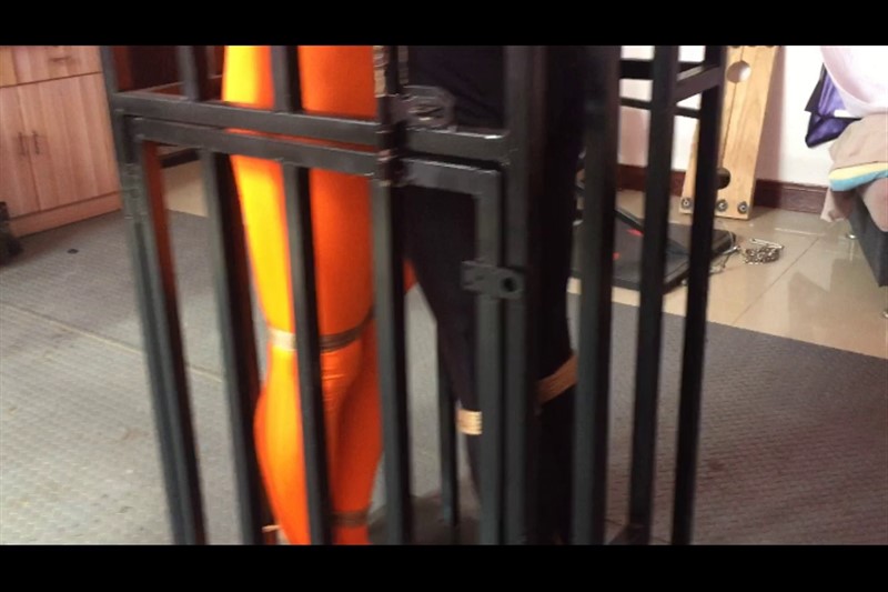 两个M 被锁在一起 镣铐囚笼-8