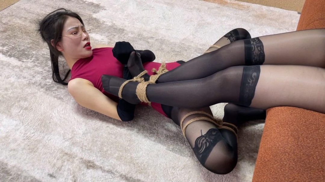 king云雀定拍《黑丝女盗——绝色双偷 上》饱和式剧情 超经典剧情 性感美丽的油光黑丝女盗们潜入富豪家中 遭遇各种有创意的陷阱 身手高超却被捆绑成团无力蠕动~-19