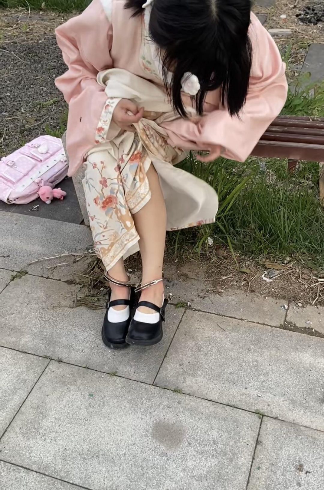 汉服女孩的脚铐外出-全程的户外镣铐-3