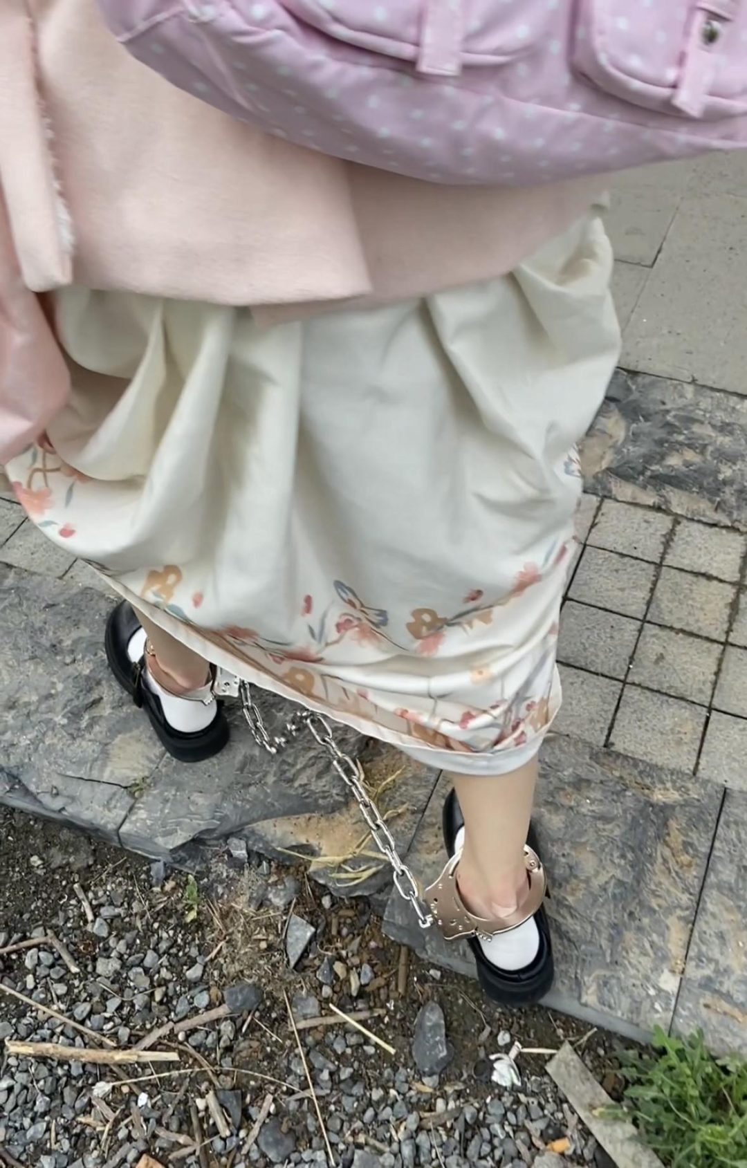 汉服女孩的脚铐外出-全程的户外镣铐-2