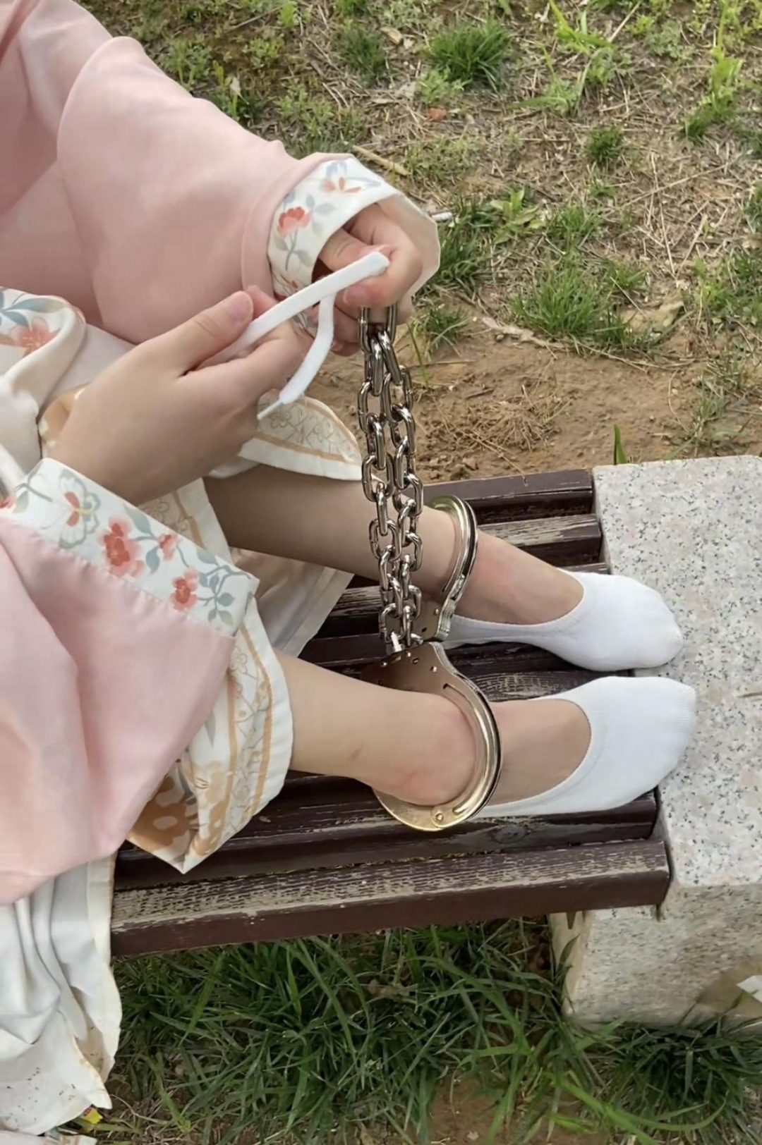 汉服女孩的脚铐外出-全程的户外镣铐-1