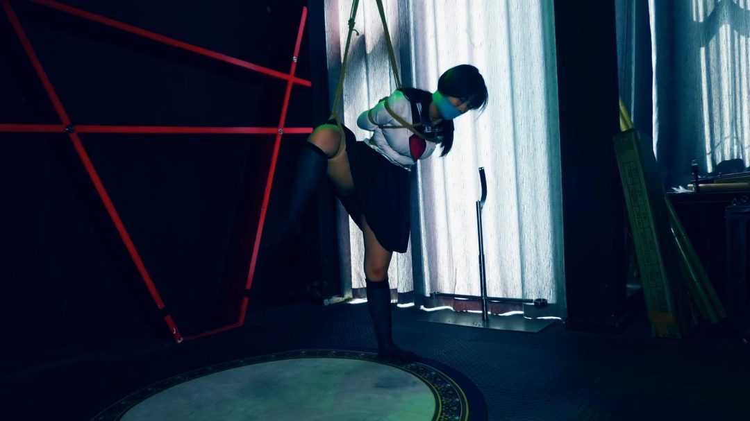 吊着无法动弹的女M-4