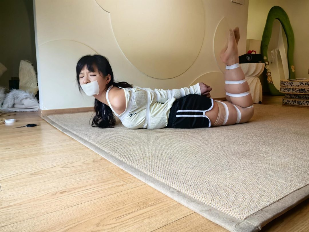 绳艺日常：小娜的逃脱实验，胶带直臂+五花跪缚+日式驷马-6