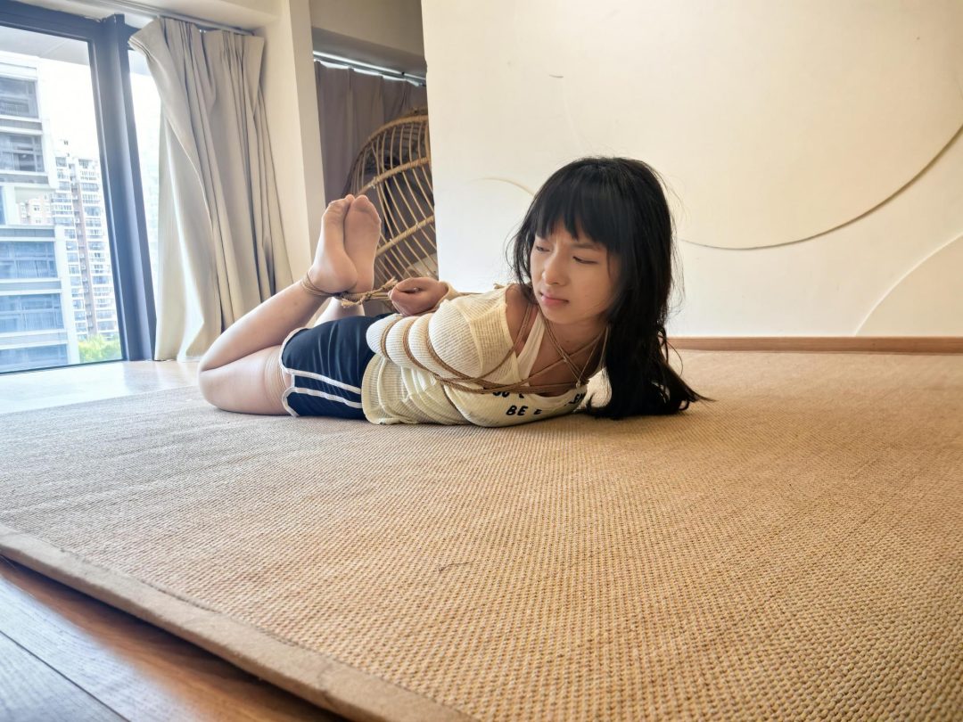绳艺日常：小娜的逃脱实验，胶带直臂+五花跪缚+日式驷马-2