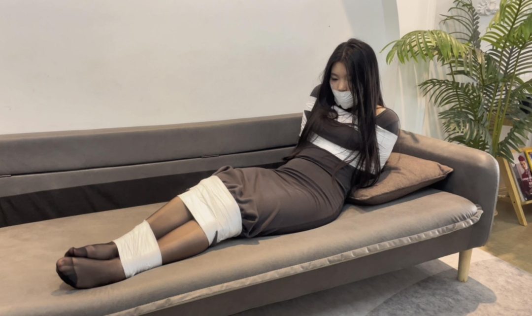 【小贝】许久不见的小贝，还是熟悉的配方，先是防水肤膜，然后白色胶带沾满脸，穿着黑丝，慢慢挣扎吧-14