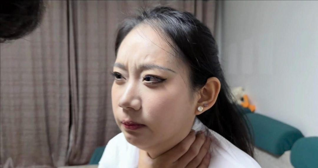 白袜女超人战斗篇 白袜女超人被男人摁在地上摩擦 使用电光眼激光打败男人-6