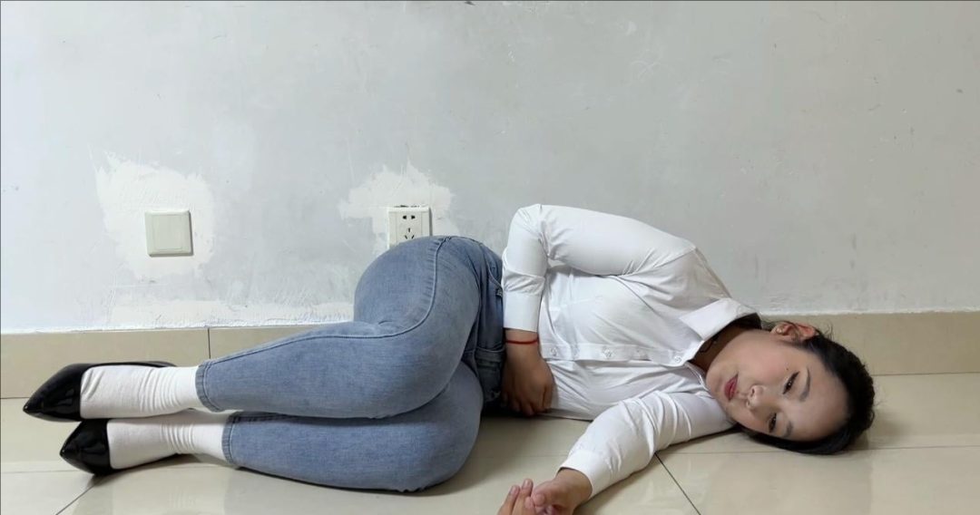 白袜女超人战斗篇 白袜女超人被男人摁在地上摩擦 使用电光眼激光打败男人-5