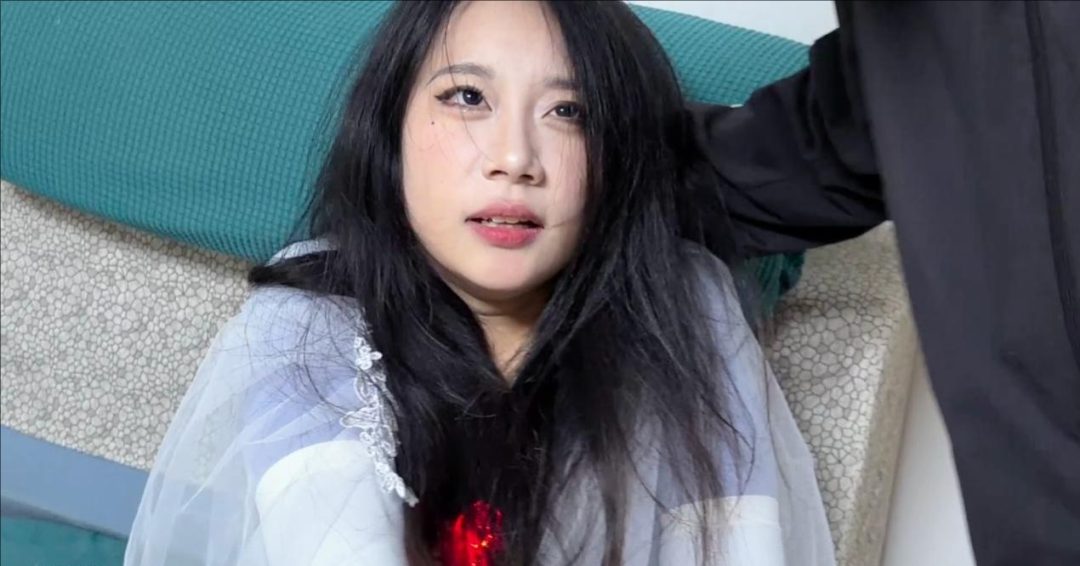 白袜女超人战斗篇 白袜女超人被男人摁在地上摩擦 使用电光眼激光打败男人-3