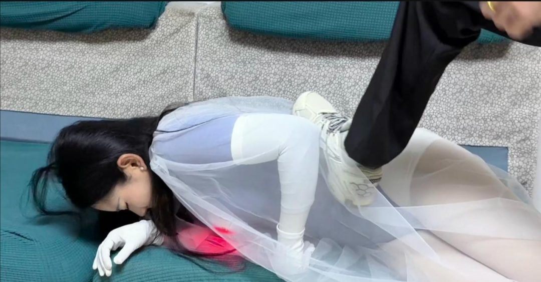 白袜女超人战斗篇 白袜女超人被男人摁在地上摩擦 使用电光眼激光打败男人-2