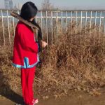 冬日户外 押着私人女囚逛江滨公园 超刺激 古装红罪衣木枷镣铐暴露在光天化日之下T教 还有旗袍哦