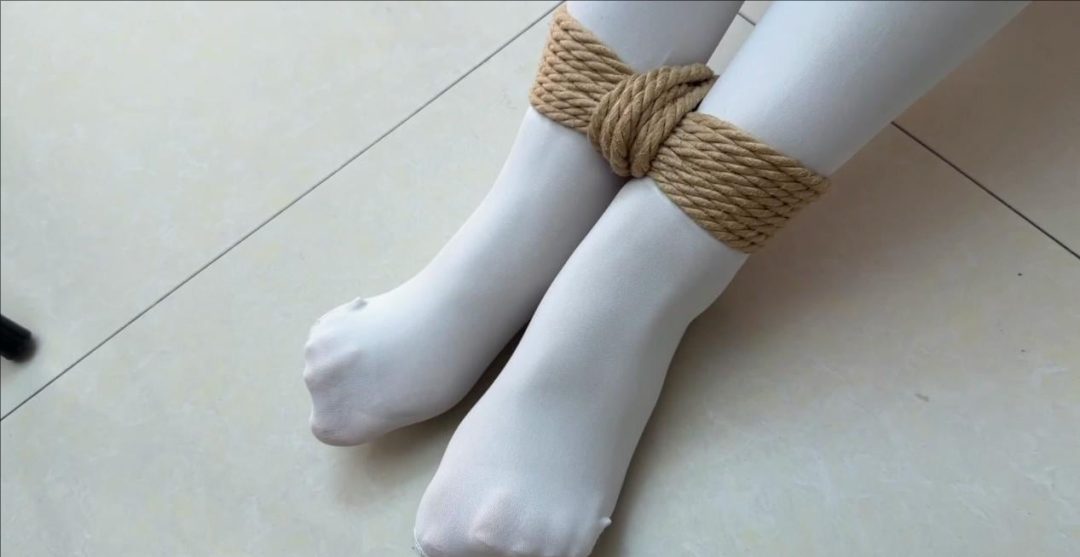 脸蛋绝了 极品女友 坏蛋入室隐藏 被发现后与思琪争吵 坏蛋将思琪捆绑挣扎-3