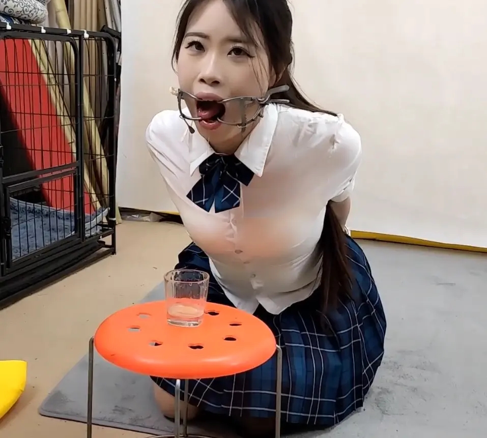 杨蕊 女犯的口水地狱惩罚 戴一种口球塞一片柠檬 口水如瀑布停不下来 舌头麻木没知觉-2