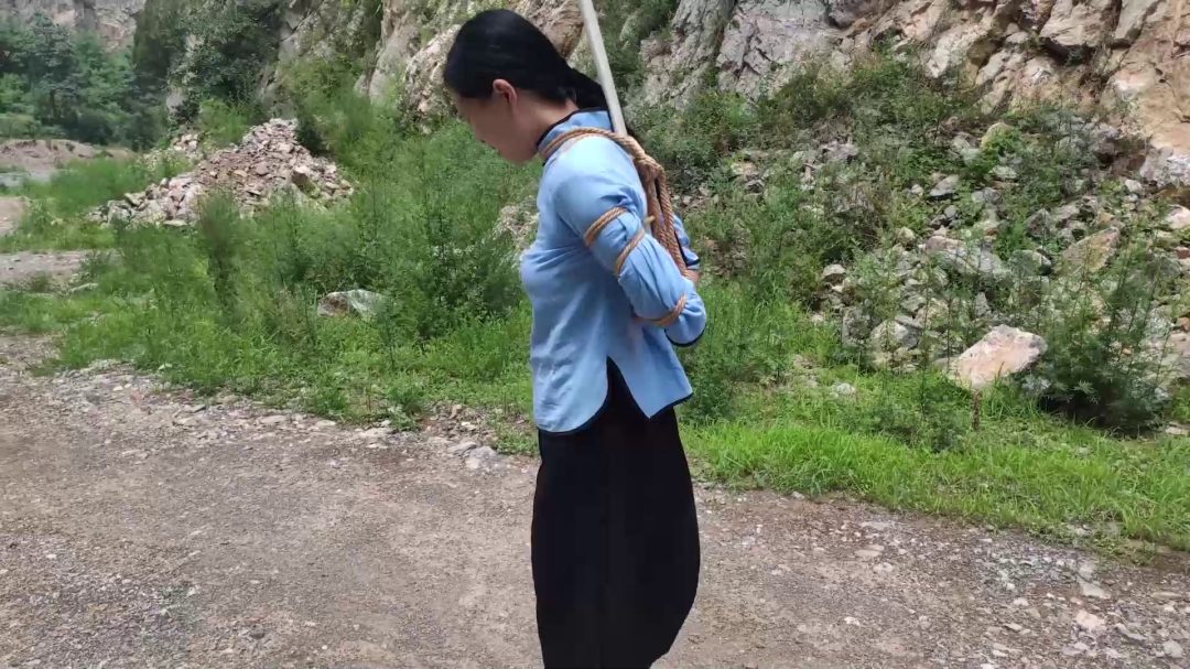 荒村绳镣行 私人女囚五四装游荒村 五花大绑亡命牌 脚镣手铐-2