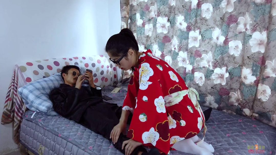 日本妻百岛盒子 百岛在家服侍丈夫,不小心弄伤了丈夫,脾气暴躁的丈夫决定好好惩罚百岛-1