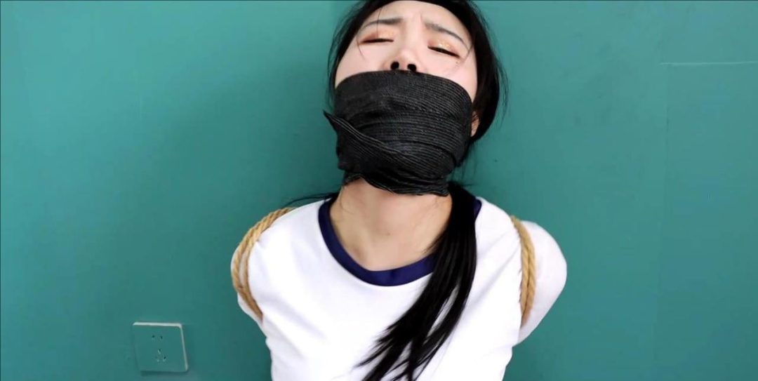 king剧情定拍！《日式白丝体操服美女的囚禁游戏03》踮脚股身吊缚 强迫像小狗一样拴住玩逃脱游戏-3