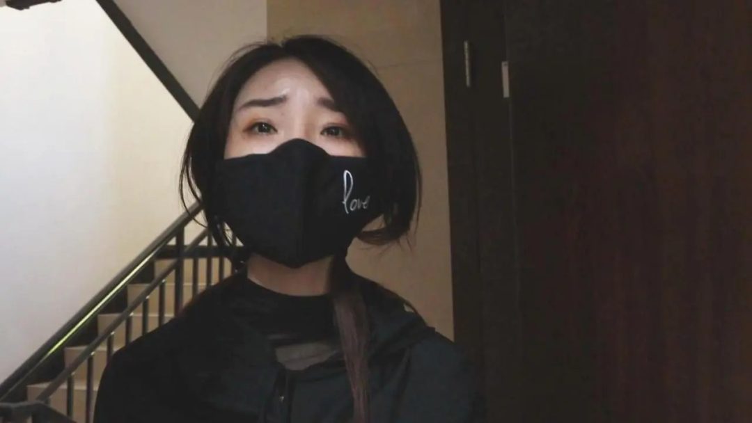 king定拍《伪装拘束真人版》突然出现的奇怪美女 行为怪异又不能说话 甚至手指都被包裹 隐藏在大衣下的究竟是什么秘密-1