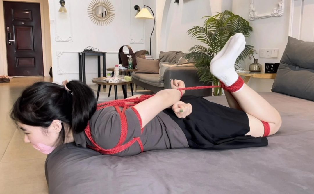 【缚艺录】【小敏定拍】驷马下的红绳与白袜，更搭配，粉丝胶带封嘴~-5