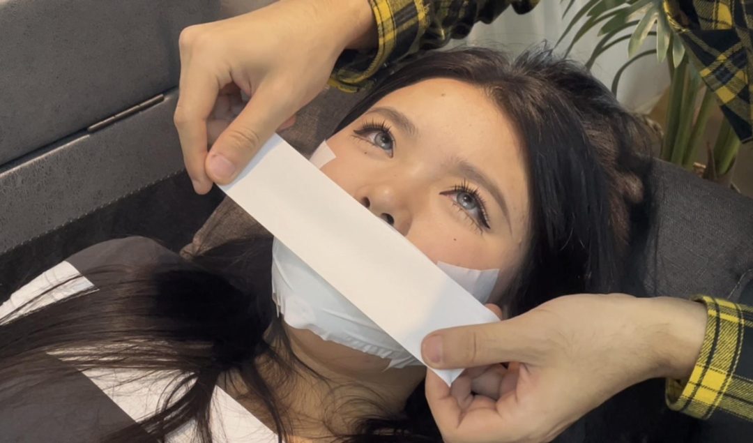 【小贝】许久不见的小贝，还是熟悉的配方，先是防水肤膜，然后白色胶带沾满脸，穿着黑丝，慢慢挣扎吧-11