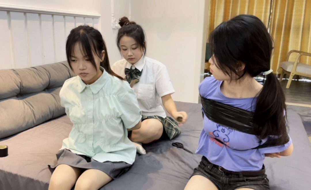 【小依】【小汪】【小杨】毛巾堵嘴，光面胶带封嘴后，继续互相解脱，捆绑+封嘴全过程，3个人的简单挣脱实验3~-3