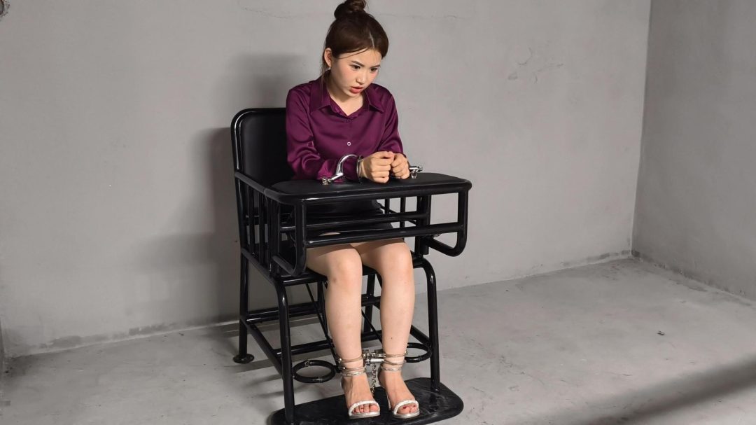 【鑫鑫工作室】一名女子被抓捕，她反抗并质问为何被抓-11