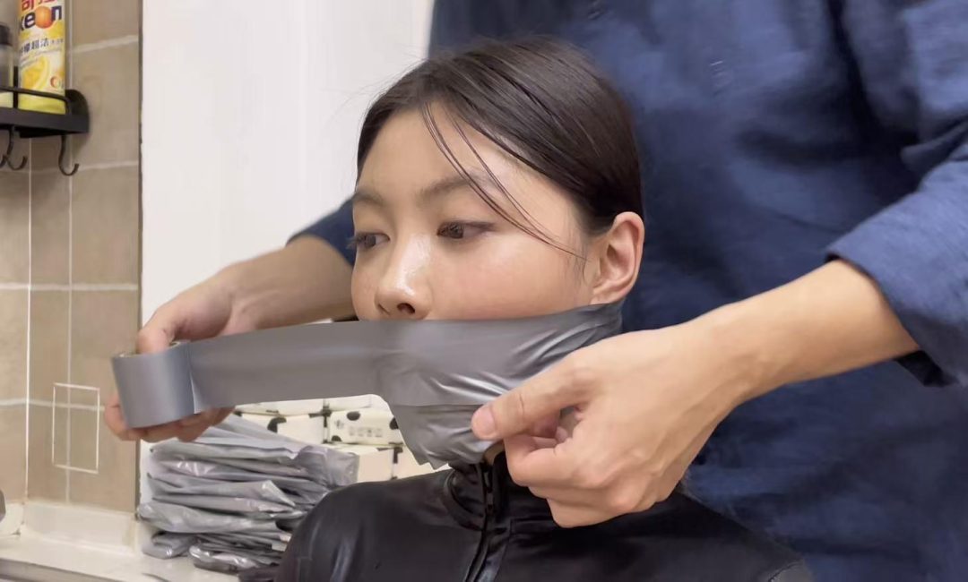 椅子上的银色胶带全包-1