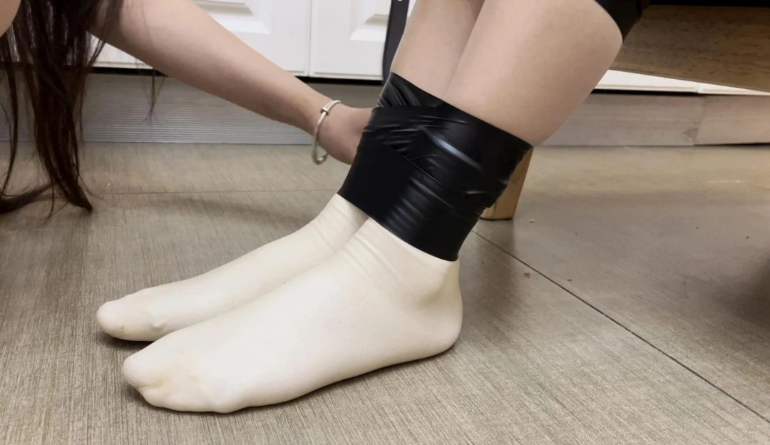 【小依】新模小依来试镜，肉色丝袜+白袜，胶带椅子缚~胶带封嘴，必少不了-2