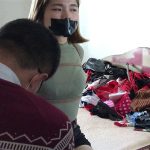 直臂并肘缚,肉色丝袜高跟,黑胶布封嘴,黑色加白色丝袜套头,塑料袋窒息鞭打