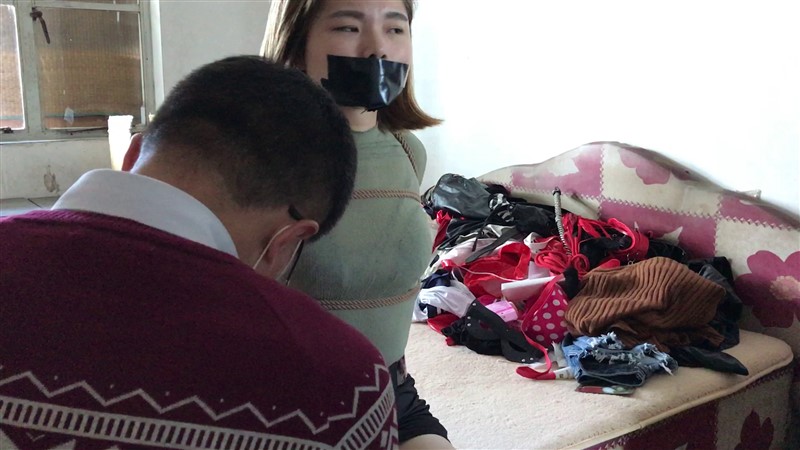 直臂并肘缚,肉色丝袜高跟,黑胶布封嘴,黑色加白色丝袜套头,塑料袋窒息鞭打-1