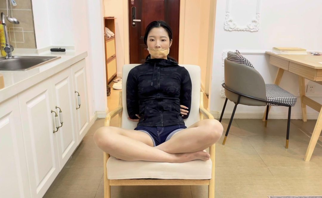 【小橙】【招模特】椅子上的白色胶带捆绑，4层胶带封嘴+丝袜蒙眼，多层封堵爱好者必看-1