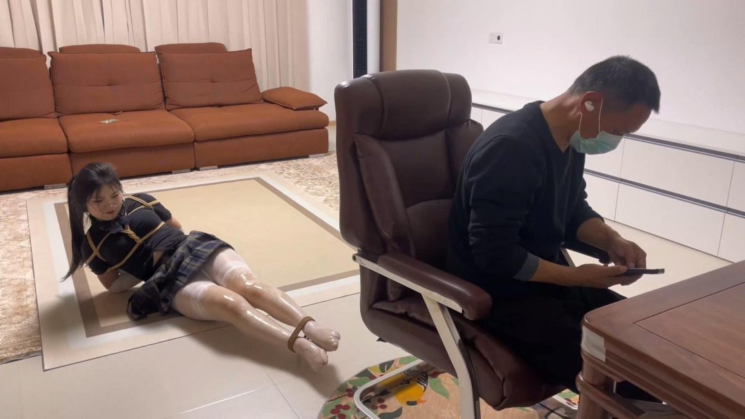 king云雀定拍《双层白丝美女—油光丝袜02》粘液丝袜 双层白丝袜包裹 粘液系列最后一步 性感油滑美腿 大量特写不要错过-6