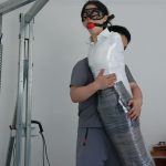 把玩包裹的女孩