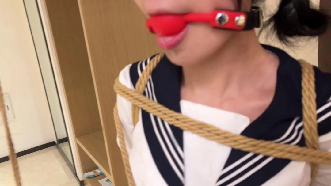 臭脚妹妹第一部露脸作品(假露脸）【水手服】【油光黑丝】【白一带】【单腿吊缚】-3