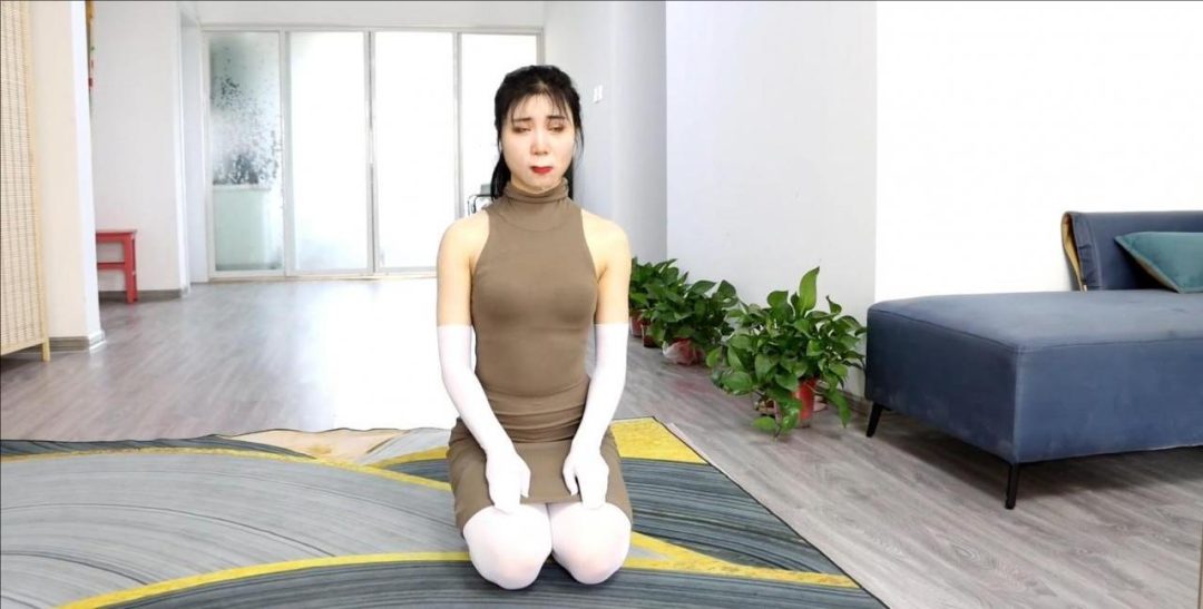 KING精彩定拍《被控制的真人美女玩偶续集01》高领白丝美女玩偶 身体被控制被人肆意玩弄控制-4