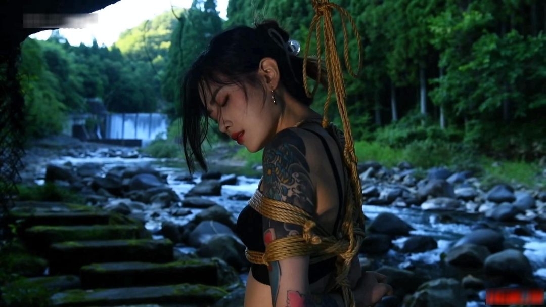 《甜甜日本旅拍瀑布黑丝吊绑》 甜甜-3