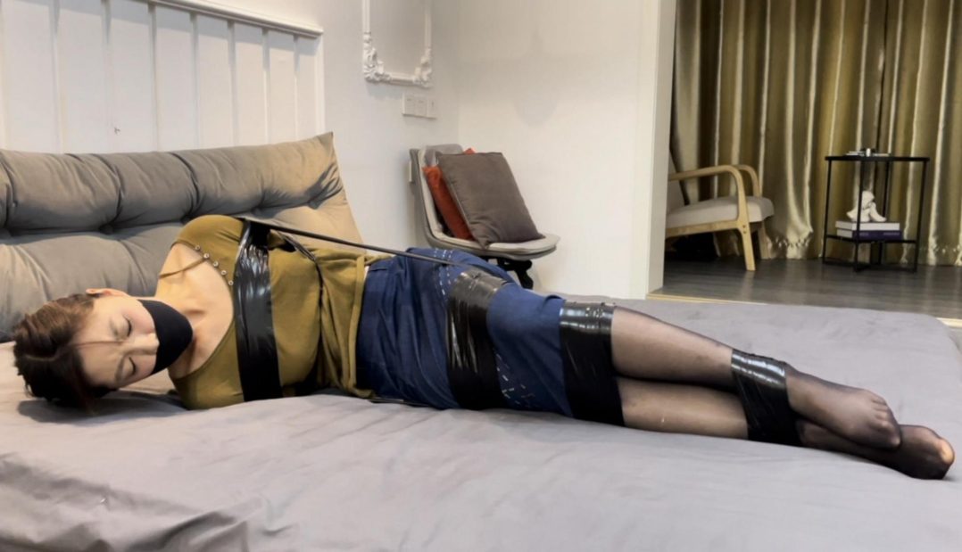 【小晗】黑丝与胶带的捆绑-9